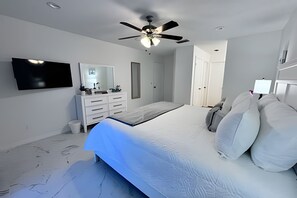 3 habitaciones, tabla de planchar con plancha y ropa de cama