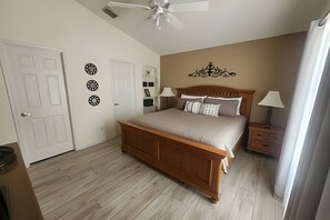 3 bedrooms, iron/ironing board, bed sheets - Lake View Pool Home near Disney and Shoppings (Kissimmee)