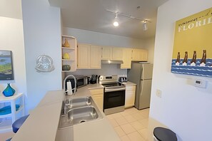 Fridge, microwave, oven, dishwasher - Cozy & Bright Condo in Legacy Dunes near Disney (Kissimmee)