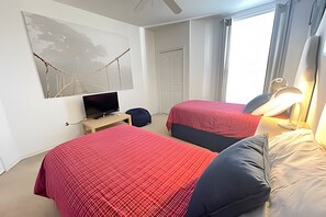 2 bedrooms, iron/ironing board, bed sheets - Cozy & Bright Condo in Legacy Dunes near Disney (Kissimmee)