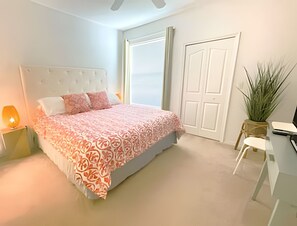 2 dormitorios, tabla de planchar con plancha, ropa de cama