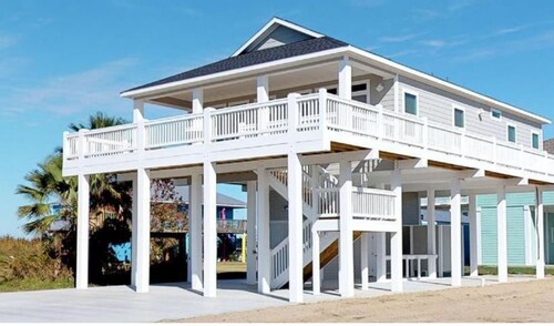 Hook, Wine, & Sinker - Crystal Beach, TX - Charming 3-bedroom Vacation Getaway!