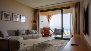 Executive Suite, Balcony, Partial Sea View | Private kitchen | Fridge, oven, stovetop, cookware/dishes/utensils