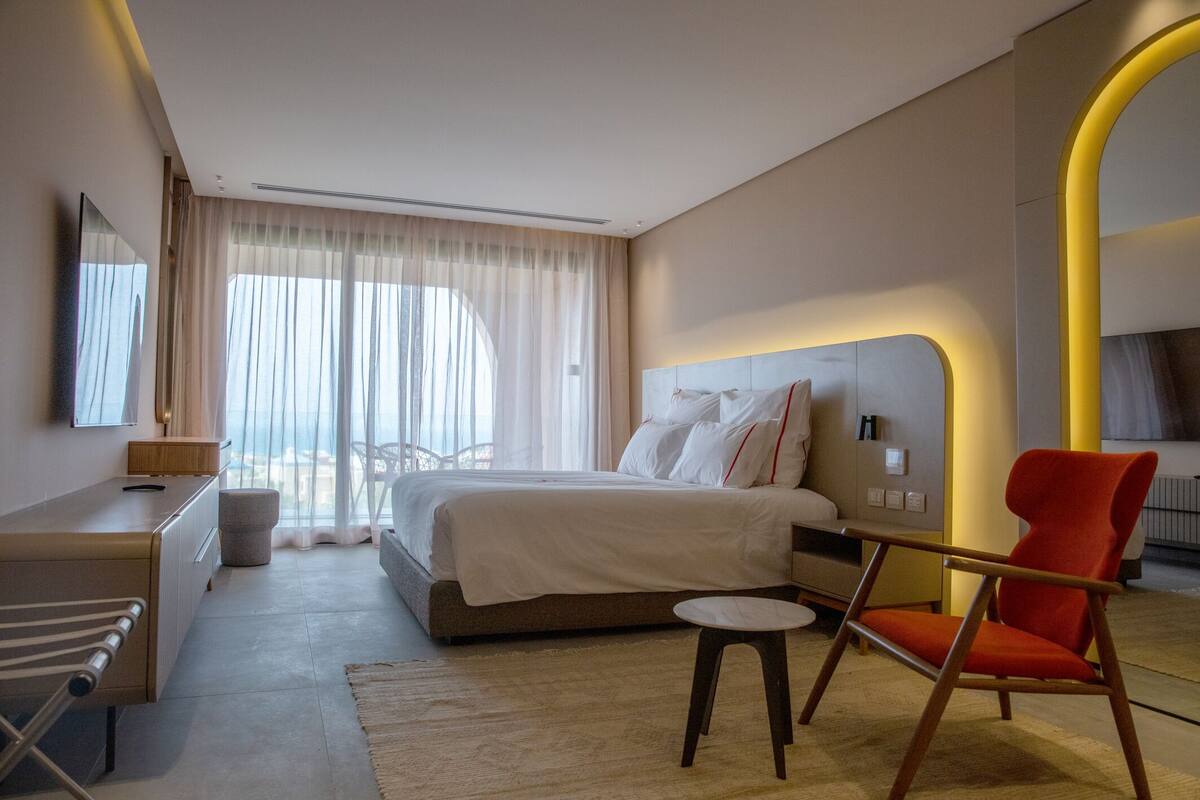 Executive Suite, Balcony, Partial Sea View | In-room safe, iron/ironing board, WiFi (free)