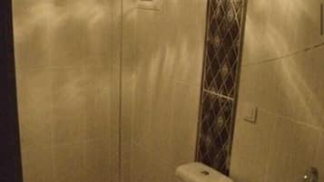 Chambre Simple, balcon, vue jardin | Salle de bain | Douche, chaussons, savon