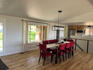 Dining - Beautiful, newly renovated mountain home. (Golden)