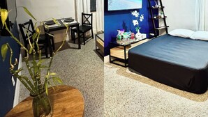 A hotel room with a bed, a desk, a chair, a TV, and a plant. - Charming 1-bedroom house in marvelous Fort Lauderdale with WiFi, AC, Parking (Fort Lauderdale)