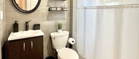 SĂšche-cheveux, serviettes fournies, savon, papier toilette