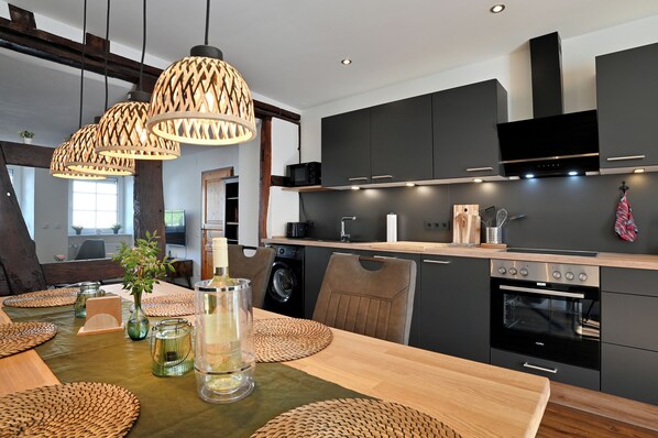 Køleskab, mikrobølgeovn, ovn, kogeplade