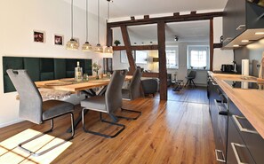 Een koelkast, een microgolfoven, een oven, een kookplaat