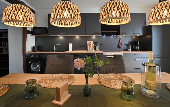 Een koelkast, een microgolfoven, een oven, een kookplaat