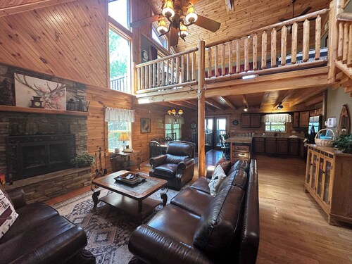 5 BDR for 20 with Hot Tub, Pool Table & Lake View!