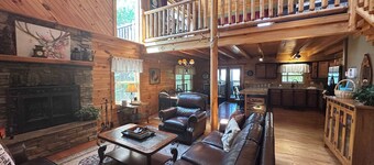 5 BDR for 20 with Hot Tub, Pool Table & Lake View!