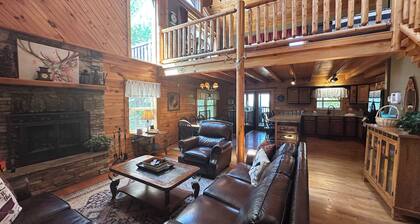 5 BDR for 20 with Hot Tub, Pool Table & Lake View!