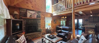 5 BDR for 20 with Hot Tub, Pool Table & Lake View!