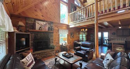 5 BDR for 20 with Hot Tub, Pool Table & Lake View!