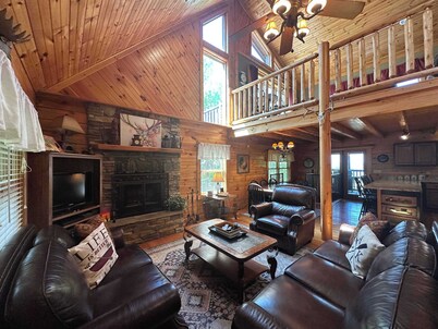 5 BDR for 20 with Hot Tub, Pool Table & Lake View!