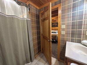 Regadera, secadora de cabello, toallas 