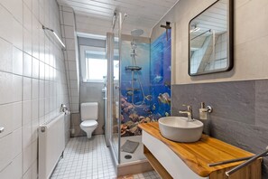 Regadera, amenidades de baño gratuitas, secadora de cabello, toallas 