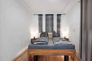 1 bedroom, desk, WiFi, bed sheets
