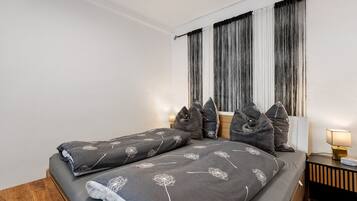 1 bedroom, desk, WiFi, bed sheets