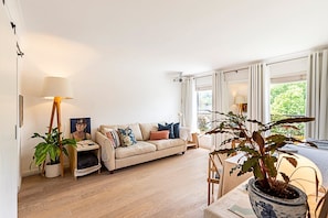 Appartamento (Modern Borough Retreat with Private T) | Soggiorno | TV