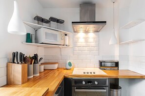 Apartment (Modern Borough Retreat with Private T) | Private kitchen