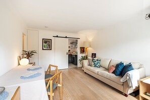 อพาร์ทเมนท์ (Modern Borough Retreat with Private T) | ห้องนั่งเล่น | ทีวี