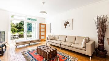 House (North London Escape - Whole Home Grea) | Living room | TV