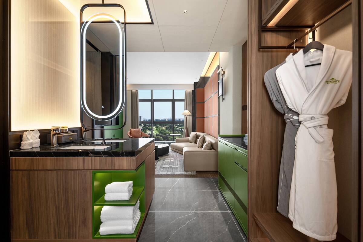 Suite, 1 King Bed, Non Smoking