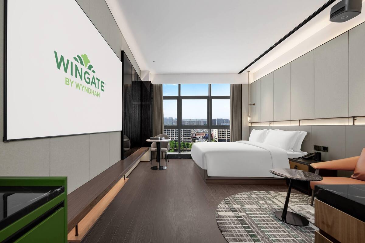 Room, 1 King Bed, Non Smoking (Movie)