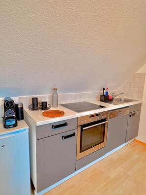 Fridge, oven, dishwasher, coffee/tea maker
