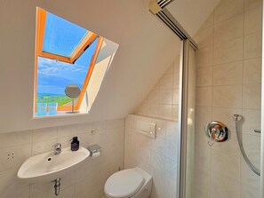 Dusche, kostenlose Toilettenartikel, Haartrockner, Handtücher