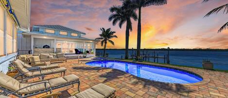 Una piscina al aire libre, una piscina climatizada