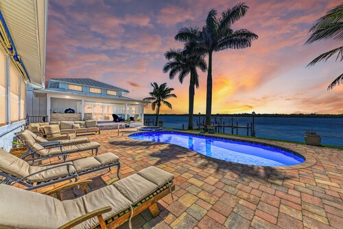 Relaxing Water Front Escape 3-bedroom house