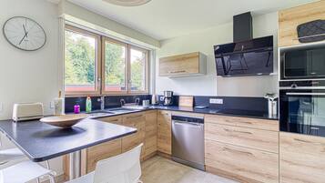 Een koelkast, een microgolfoven, een oven, een vaatwasser