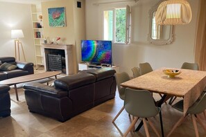 Fernseher, Kamin, Tischtennisplatte