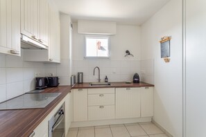 Réfrigérateur, four, lave-vaisselle, cafetière/bouilloire