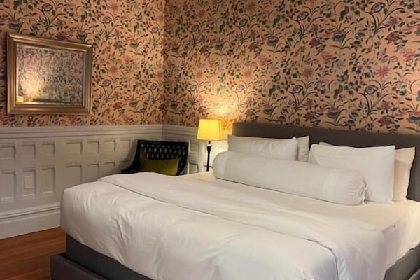 Iron/ironing board, free WiFi, bed sheets