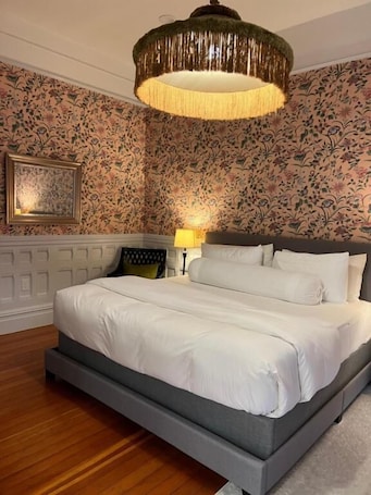 Iron/ironing board, free WiFi, bed sheets. Crowper Inn