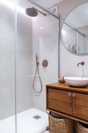 Articles de toilette gratuits, sĂšche-cheveux, serviettes fournies