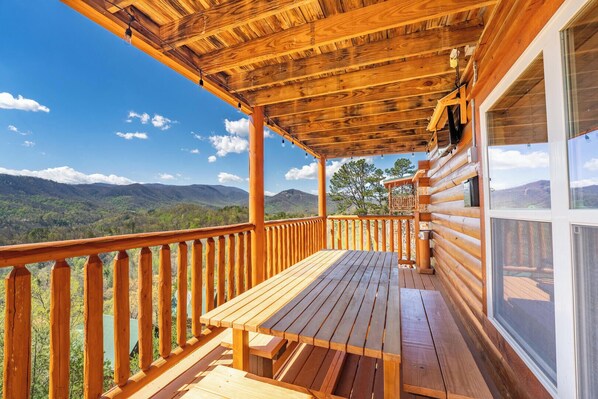 Outdoor dining - Splash With A View (Pigeon Forge)