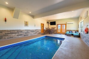 Kolam renang indoor dan kolam renang outdoor