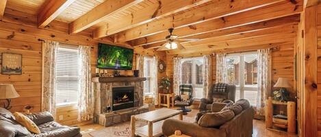 House, Multiple Beds, Hot Tub, Mountain View (Center of Attention) | Living area