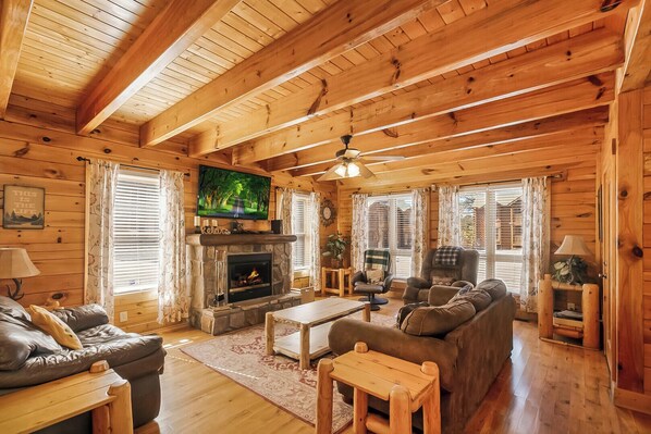 House, Multiple Beds, Hot Tub, Mountain View (Center of Attention) | Living area