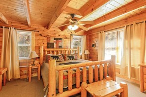 3 bedrooms, individually decorated, individually furnished, bed sheets - Center of Attention (Sevierville)