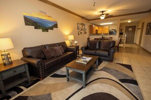 公寓客房, 多張床, 可使用泳池, 山景 (Mountain View Condo 1501) | 起居區