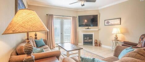 Condo, varias camas, balcón, vista a la montaña (Mountain View Condo 3307) | Área de sala de estar