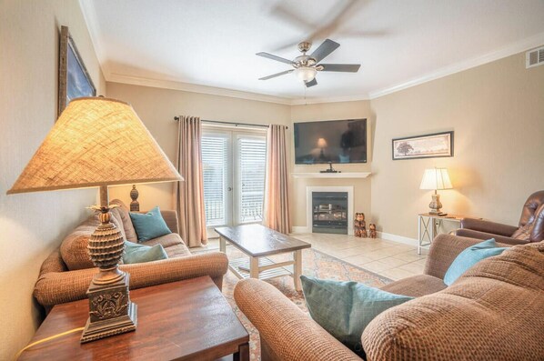 Appart'hôtel, plusieurs lits, balcon, vue montagne (Mountain View Condo 3307) | Coin séjour