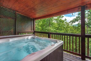 Huis, Meerdere bedden, bubbelbad, uitzicht op tuin (Beary Nice to Meet You!) | Outdoor spabad